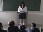 日本櫻花學生妹 上原亜衣 校園被班里的男同學們瘋狂強暴